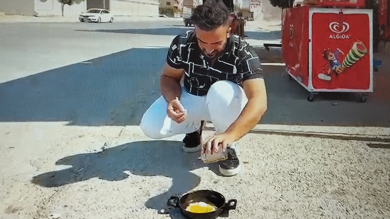 Sokak ortasında güneşte yumurta pişirdi