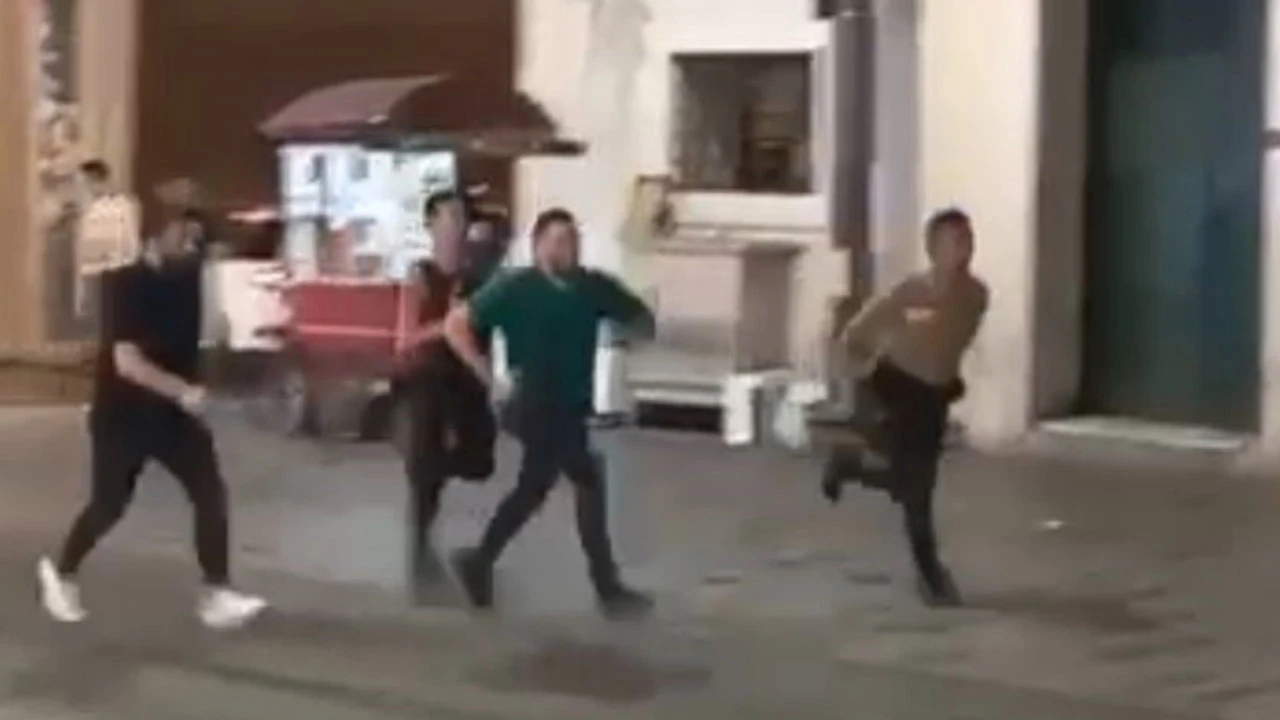 Taksim’de panik anları! Torpil patlatan gençler korkuya neden oldu