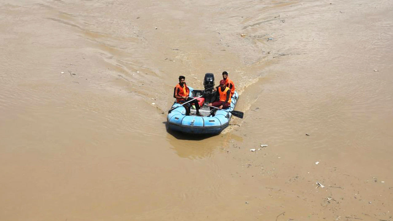 Arkasından çığlık çığlığa kaldılar! Sel evlerini böyle götürdü 