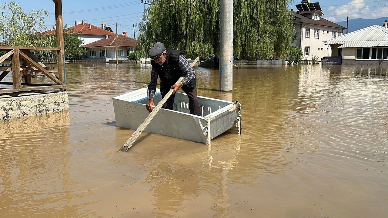 Köye sel çıktı, buzdolabını kayık yaptı