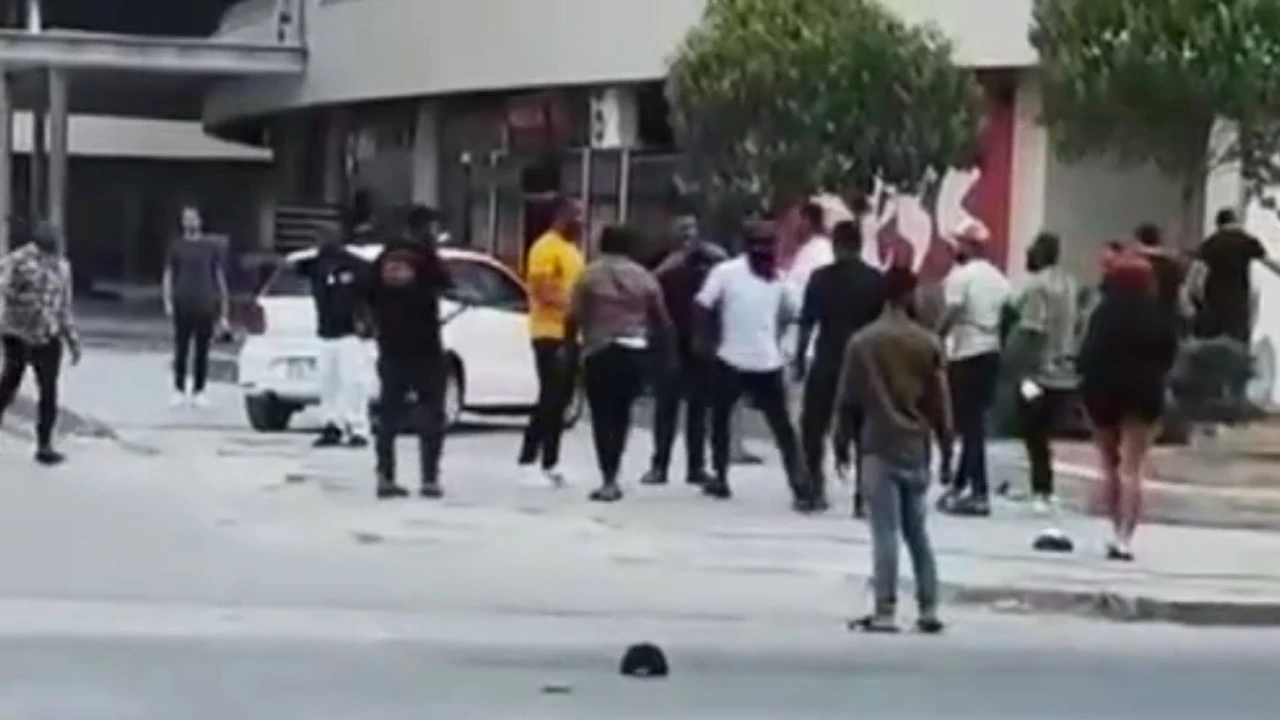Esenyurt'ta eğlence mekanı çıkışı kavga! Yabancı uyruklular birbirine girdi