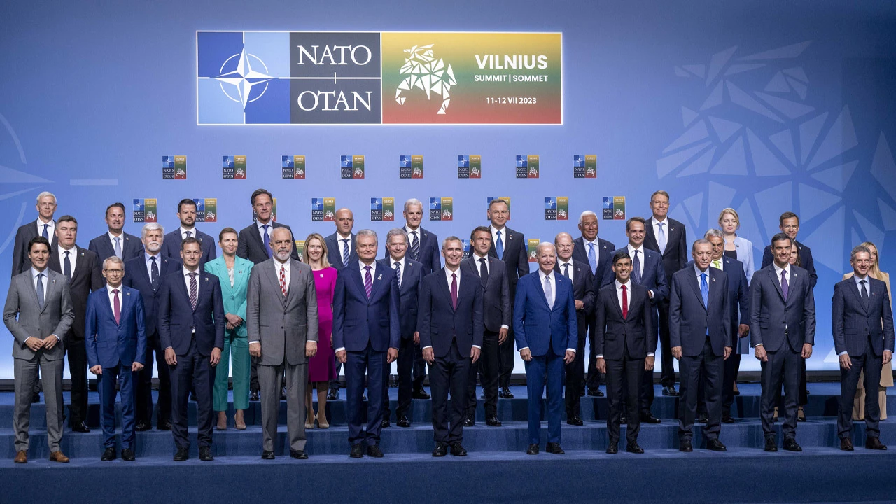 NATO Liderler Zirvesi'nden aile fotoğrafı