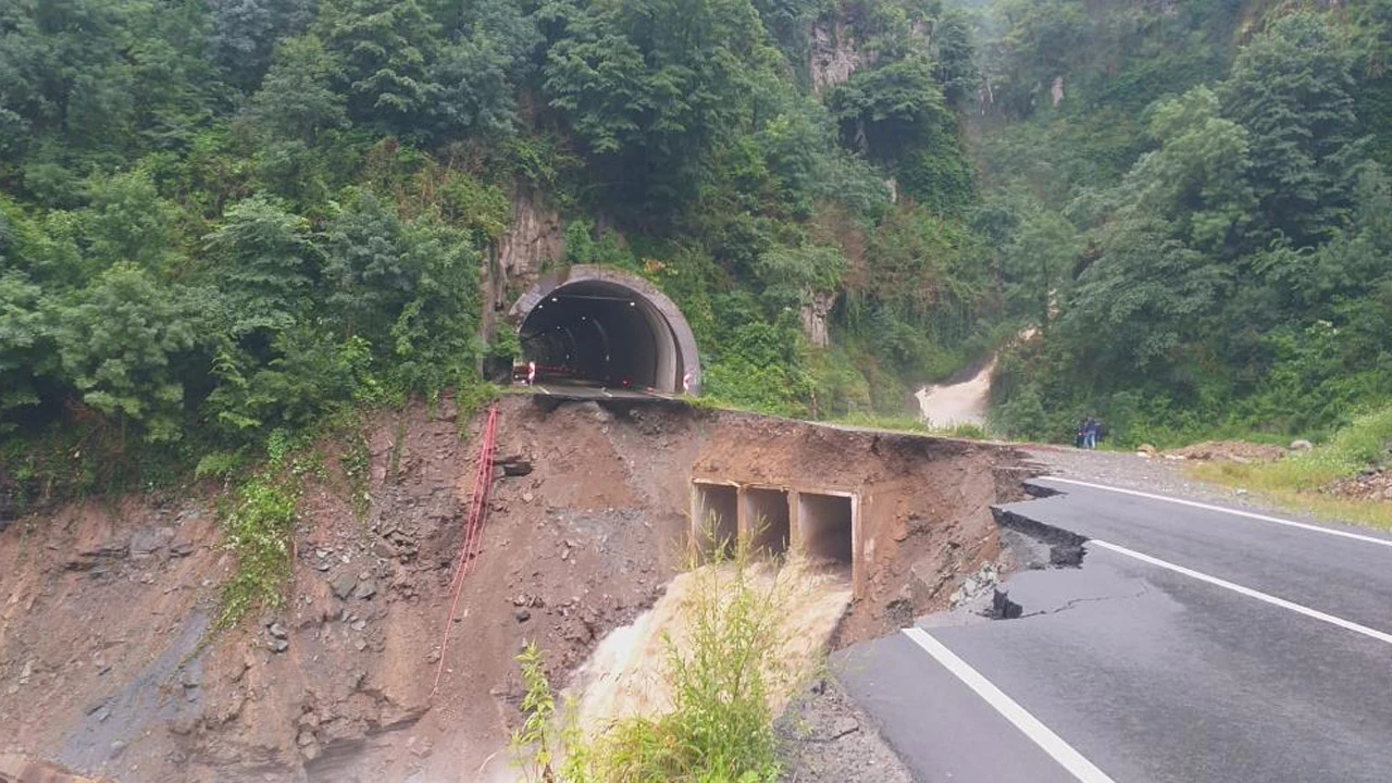 Ordu'da heyelan! Tünel girişinde yol çöktü