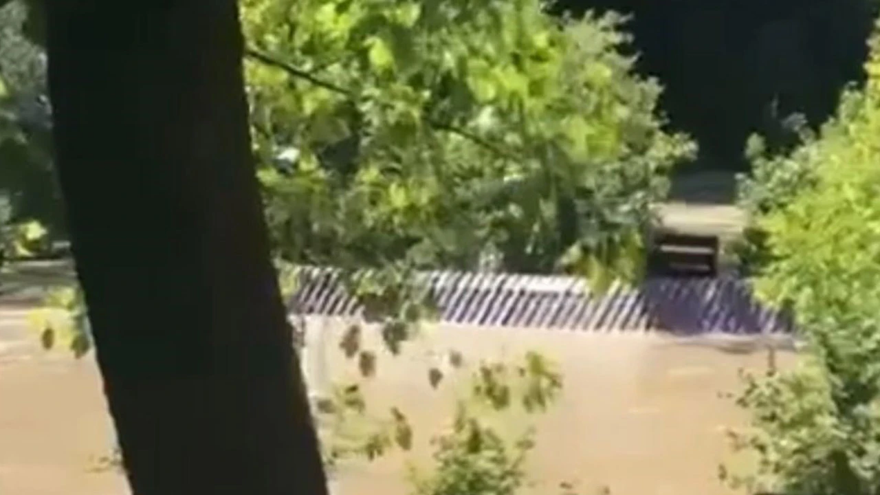 Sel sularında sürüklenen yapı suya gömüldü!