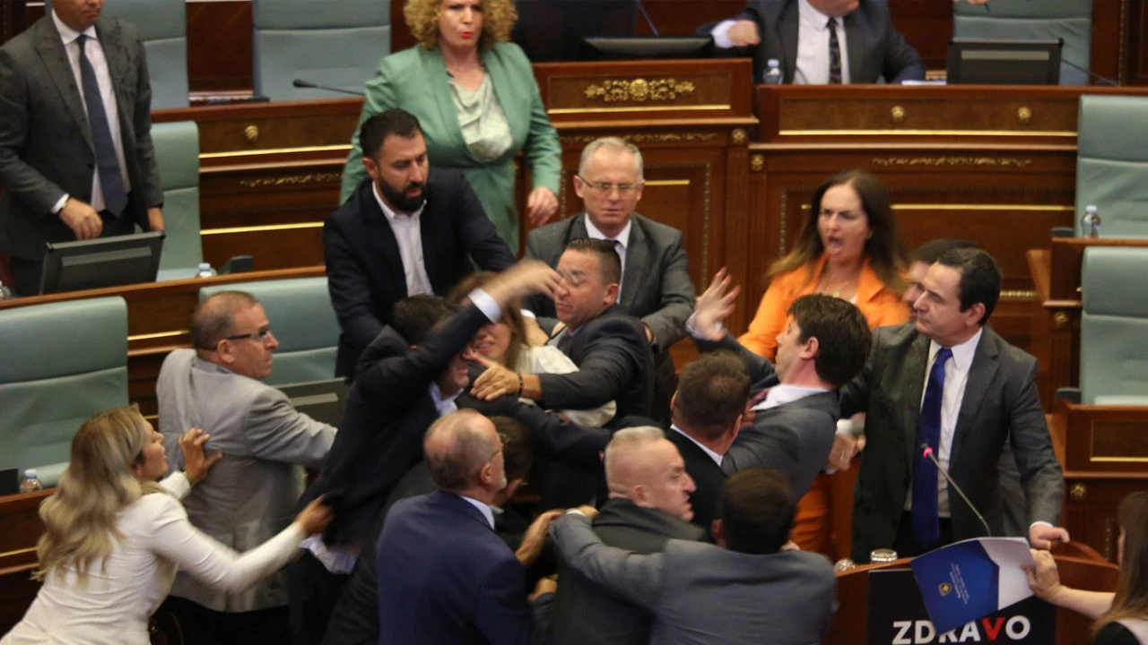 Kosova Meclisi'nde kavga! Başbakan Kurti'ye şişe fırlattılar
