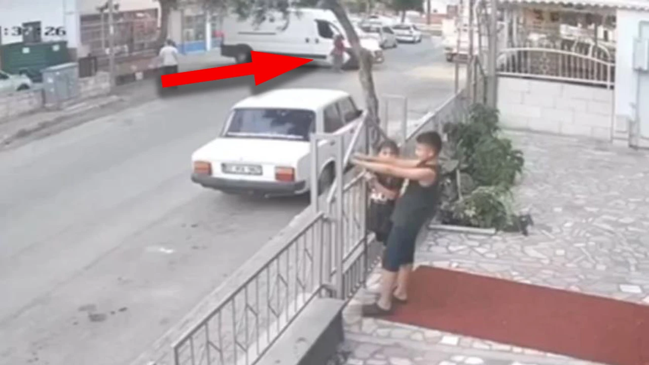 Manevra yapan minibüsün altında kalmıştı! Feci kaza kamerada