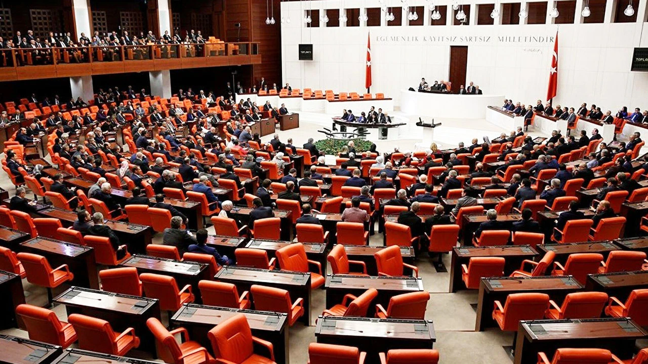 CHP’de zam bilmecesi! Yasalar oylanırken hem Meclis’te yoktular hem de Meclis'i çağırdılar 