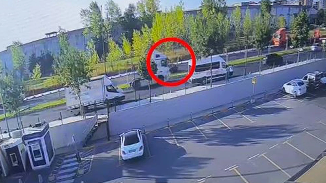 Tır otomobili biçip kaçtı! Korkunç kaza kamerada