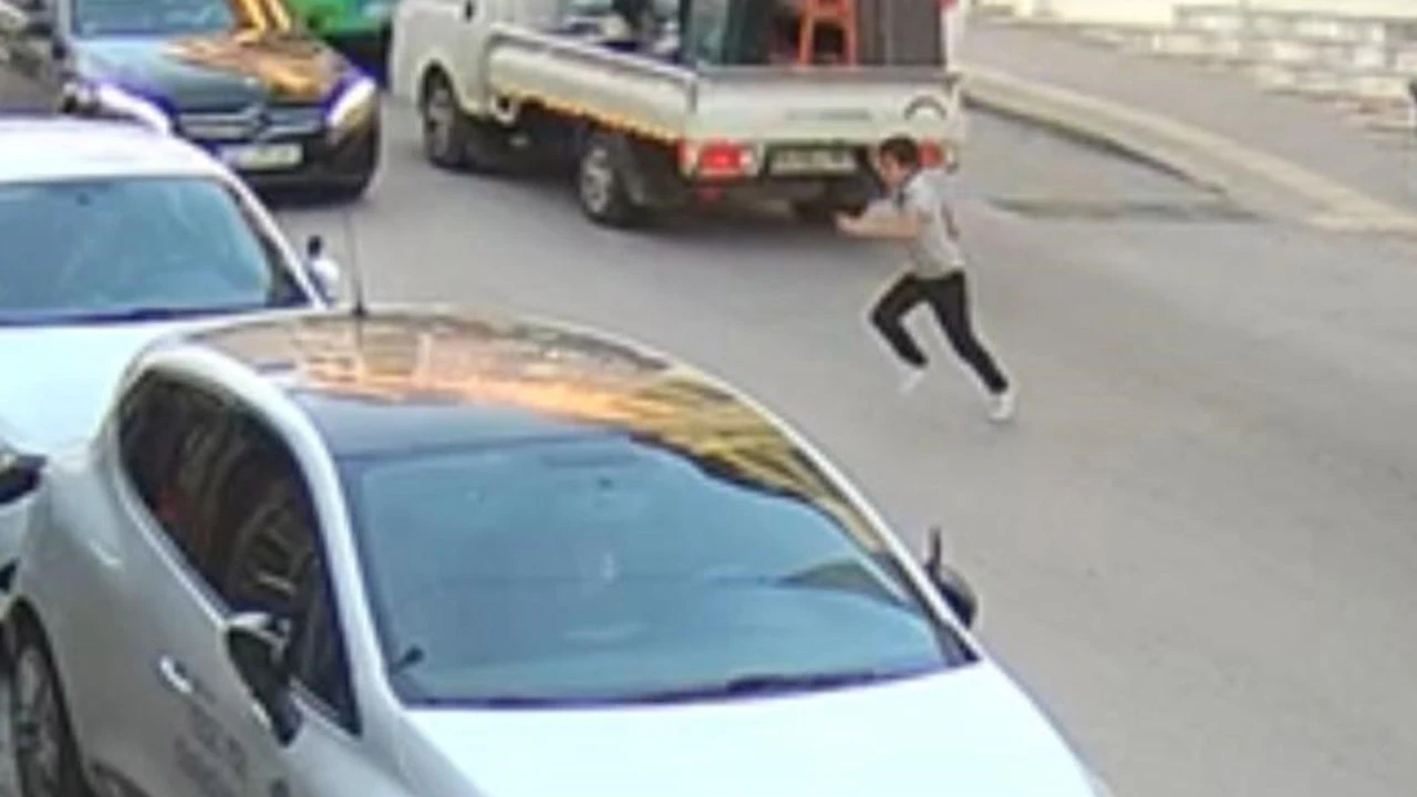 Yola aniden fırlayan çocuğa otomobil çarptı!