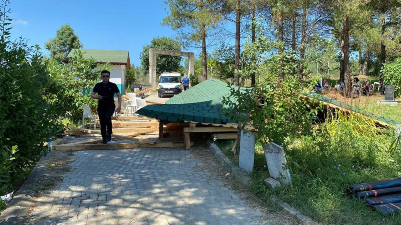 Dua okuyanların üzerine çöktü: 3 kişi yaralandı