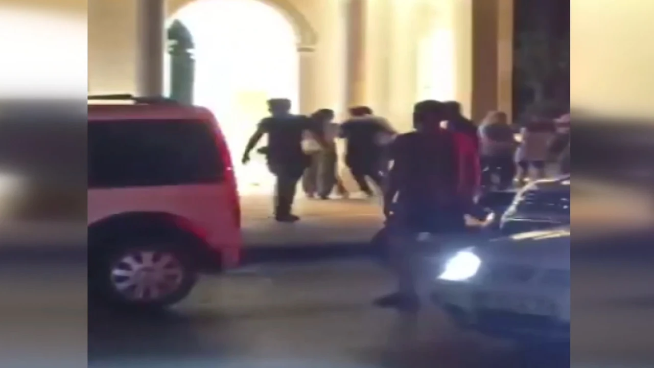 Adana'da dondurmacı kavgası kamerada! Polis havaya ateş açtı