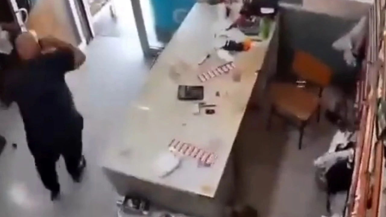 Adana'daki şiddetli deprem anı kamerada
