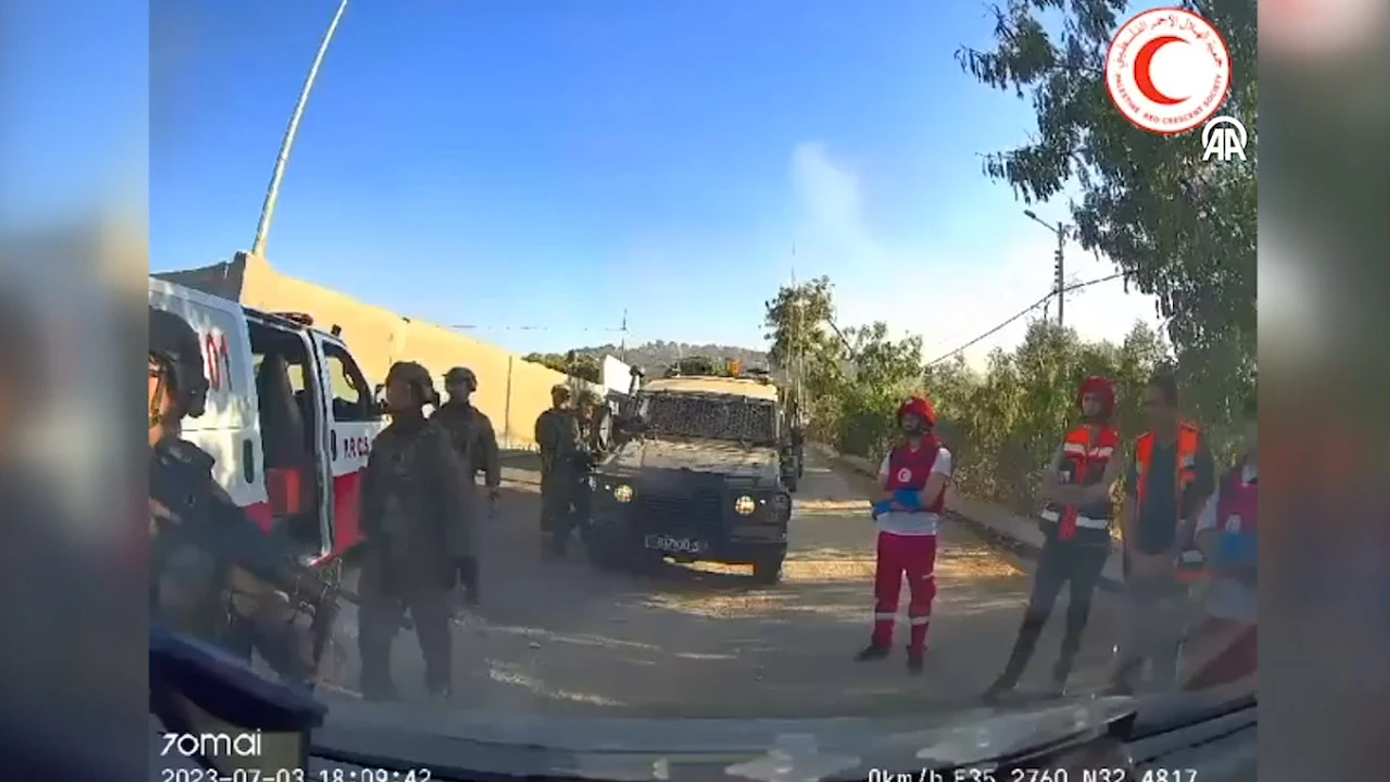İşgalci İsrail askerleri yaralı Filistinliyi ambulanstan sedyeyle gözaltına aldı