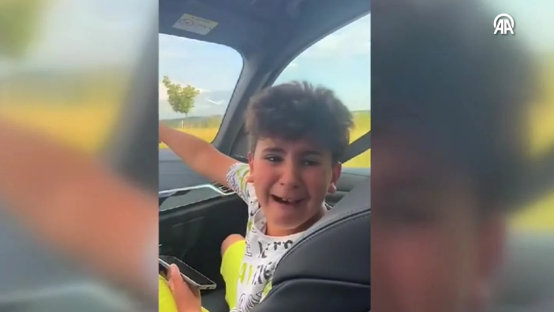 Gurbetçi çocuğun vatan sevgisi... Türk bayrağını görünce sevinçten ağladı