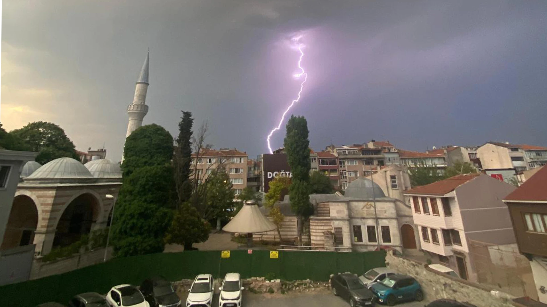 İstanbul sabaha şimşeklerle uyandı! Çöl sıcakları sonrası ferah bir nefes...