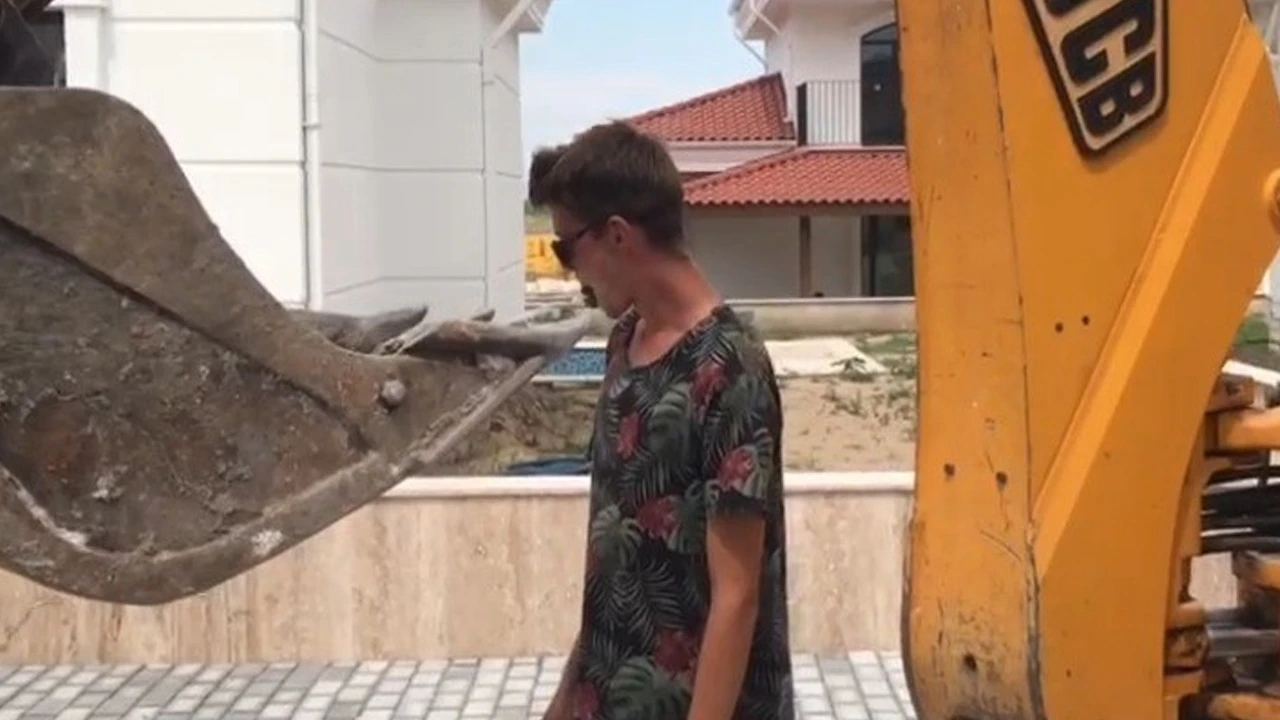 İşin ustasından şov! Kepçe ile yaprak sarması yedirdi