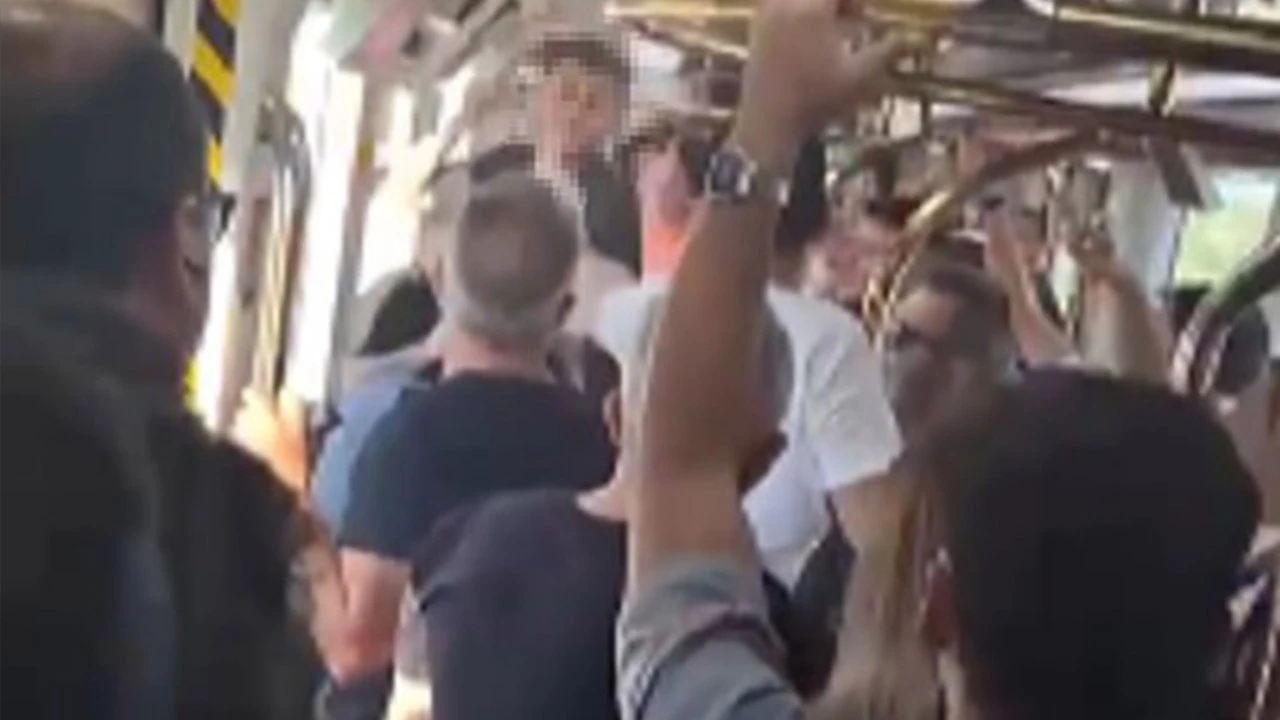 Kimse ayırmaya kalkışmadı! İzmir metrosunda yumruk yumruğa kavga
