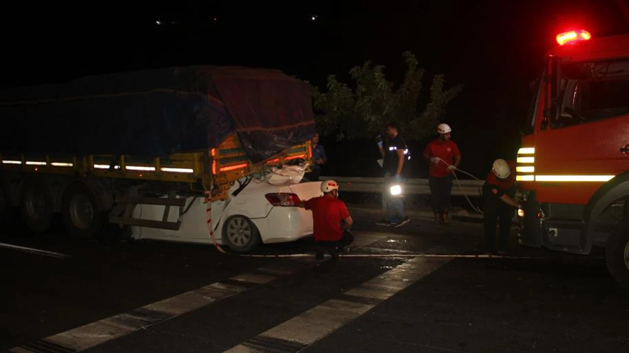 Şanlıurfa'da korkunç kaza! Araç tırın altına girdi: 2 ölü