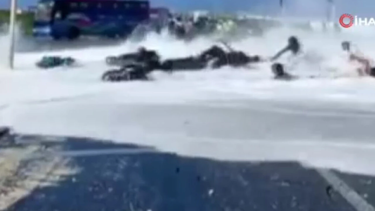 Dev dalga önüne ne kattıysa sürükledi: O anlar kamerada