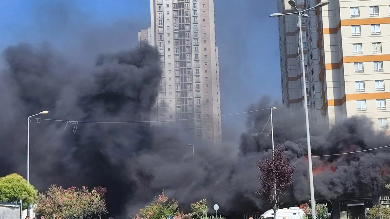 Avcılar’da henüz açılmayan AVM’nin çatısı yandı