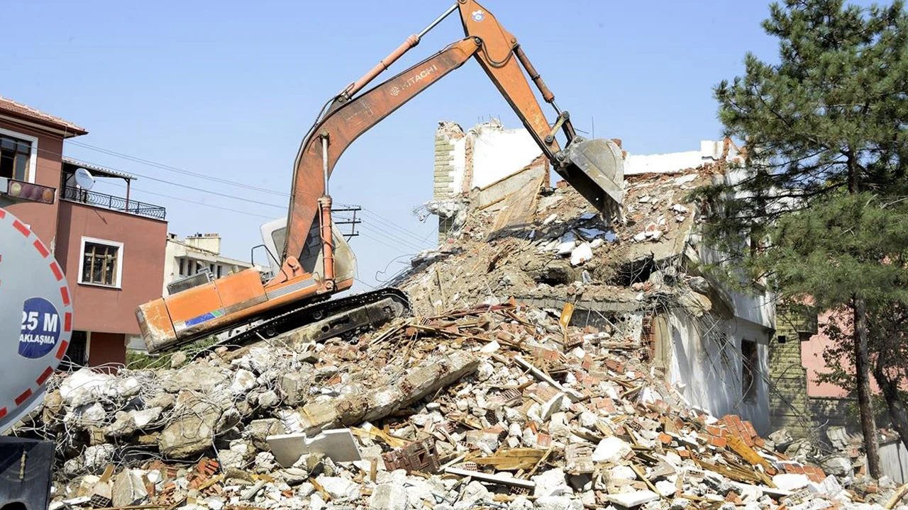 Yıkılan evlerin duvarlarından çıkanlar şoke etti! Demirden başka her şey var