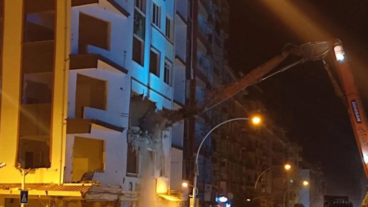 Deprem sonrası ağır hasarlı bina kontrollü yıkıldı