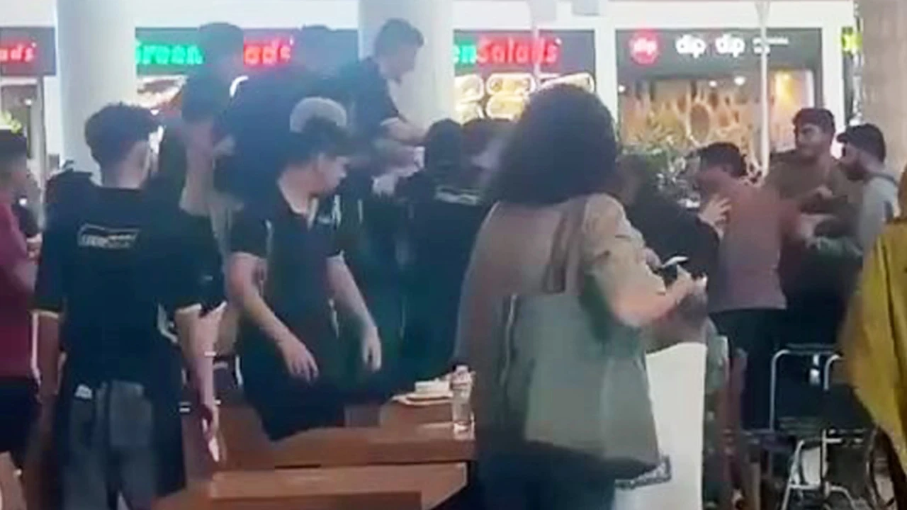 Suriyeli grup yemek siparişleri geç gelince AVM'yi bir birine kattı! O anlar kameraya yansıdı