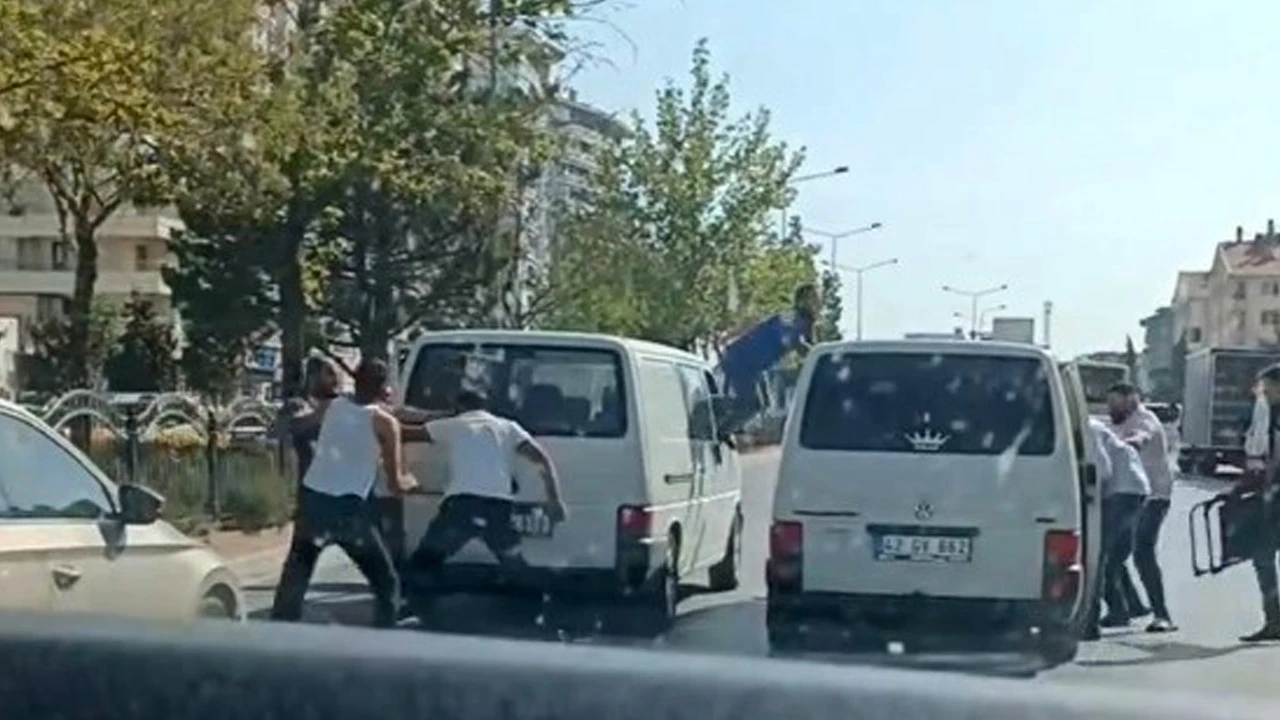 Trafikte tekmeli tokatlı kavga kamerada