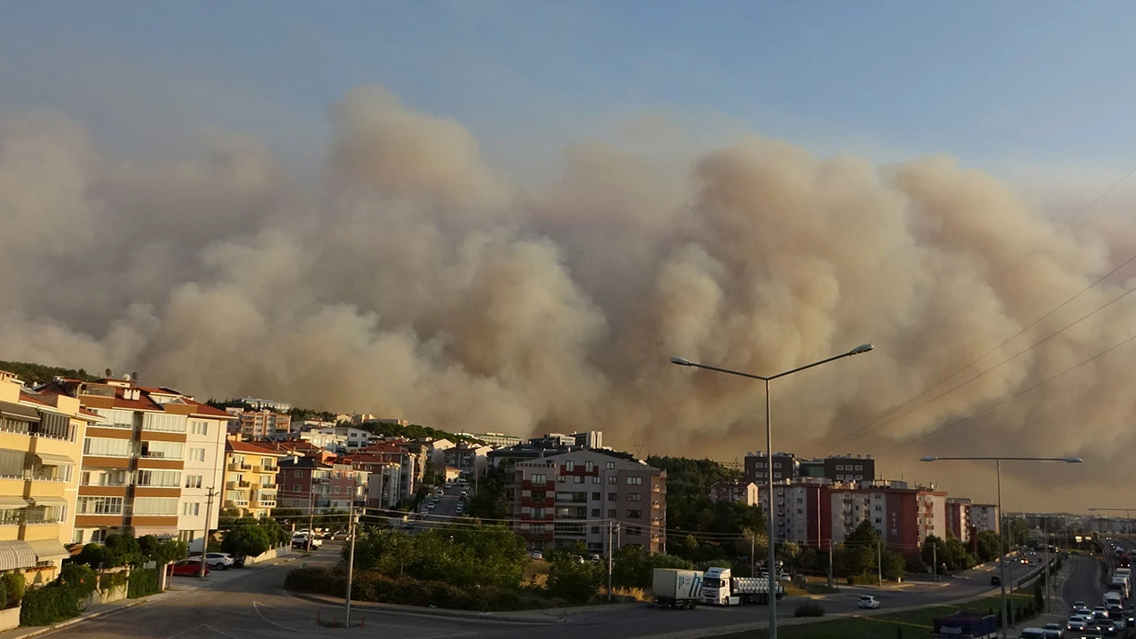 Çanakkale'de yangın yerleşim yerlerini tehdit ediyor