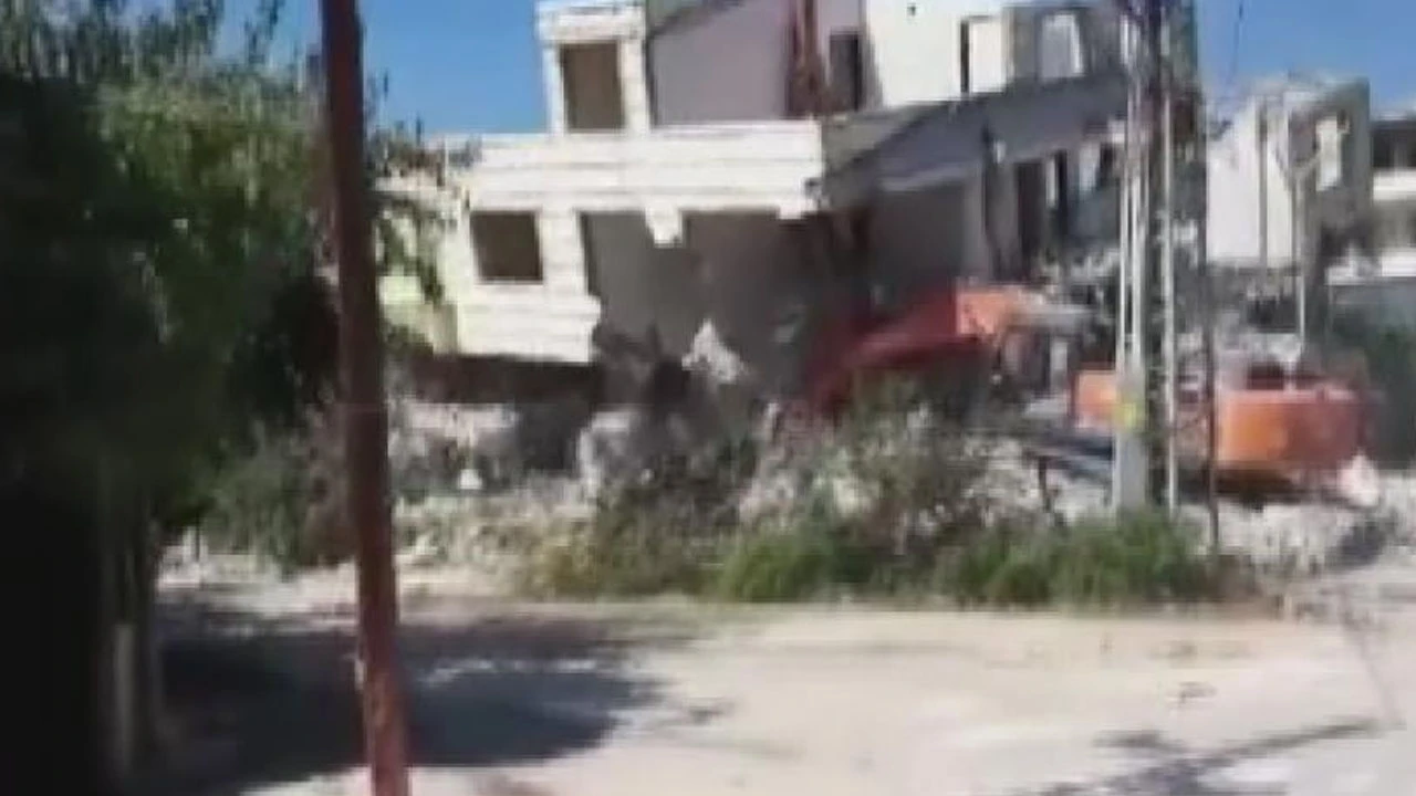 Hasarlı bina iş makinasının üzerine çöktü