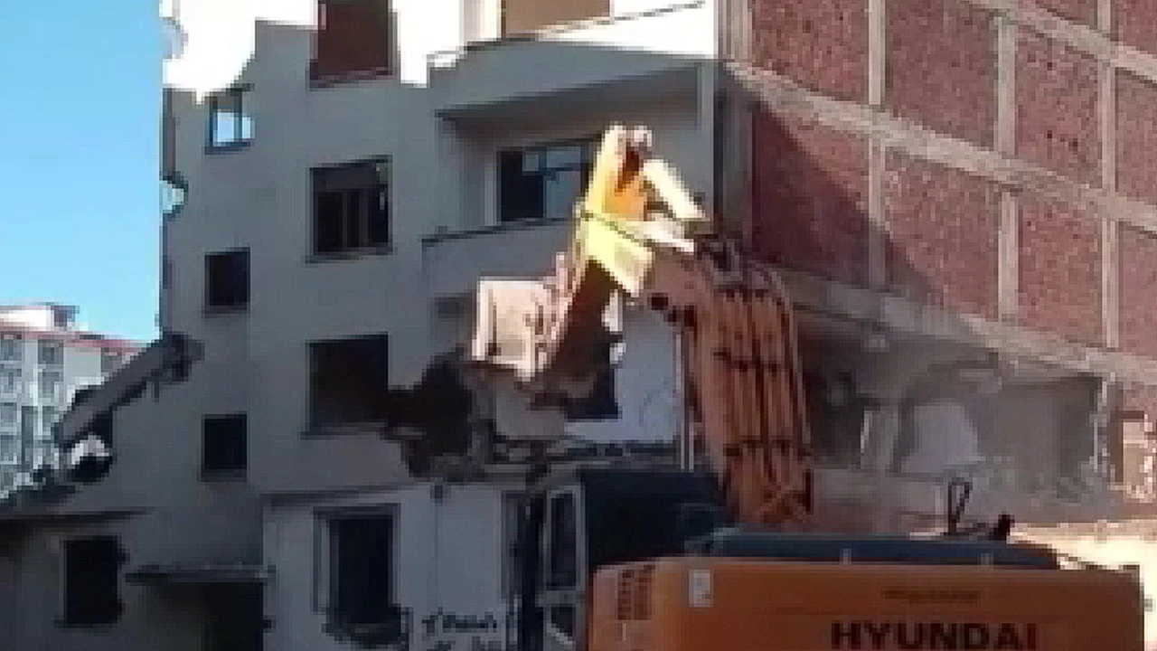 Ağır hasarlı bina tek hamleyle yıkıldı, operatör kepçeyi bırakıp kaçtı