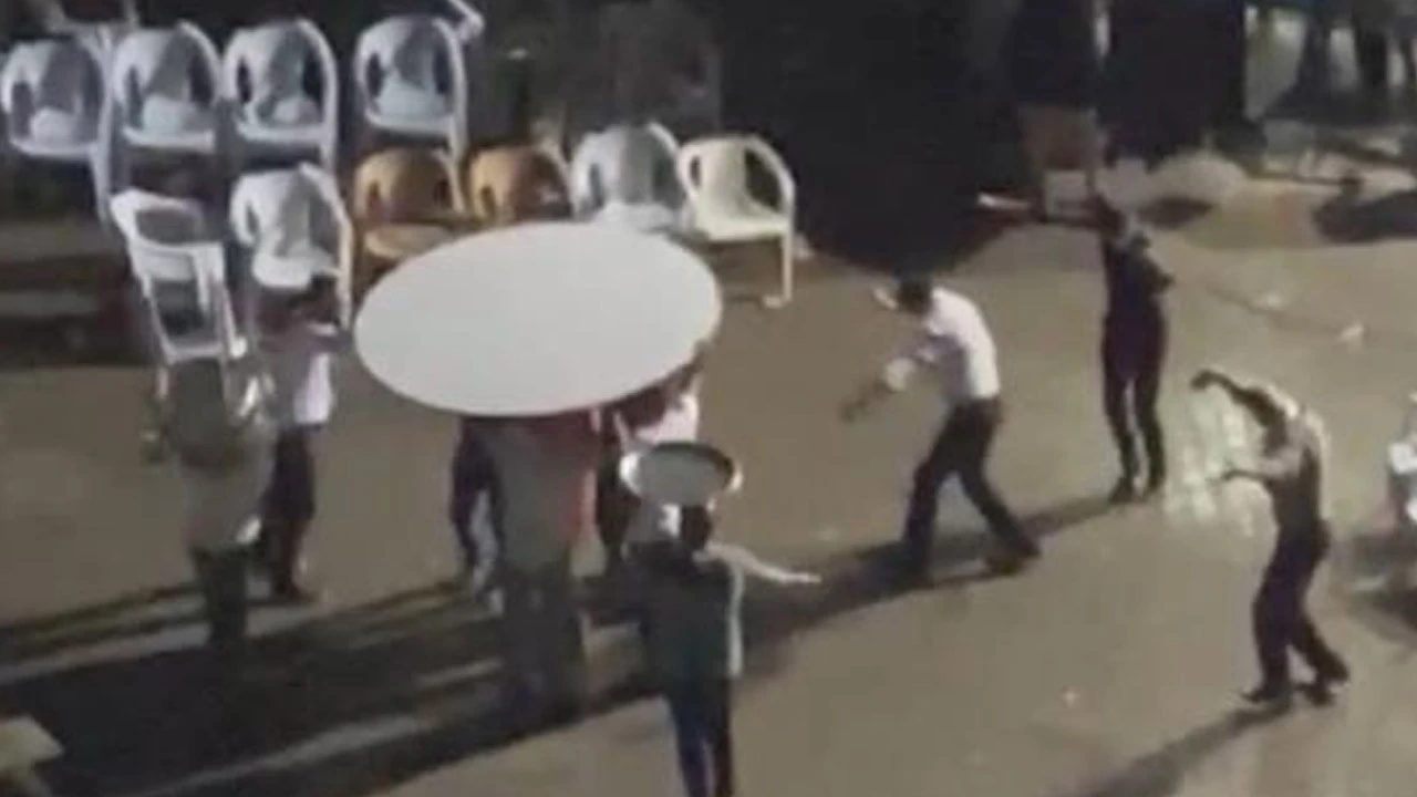 Halay sevdası engel tanımaz! Yağmura rağmen bırakmayıp, masanın altında devam ettiler
