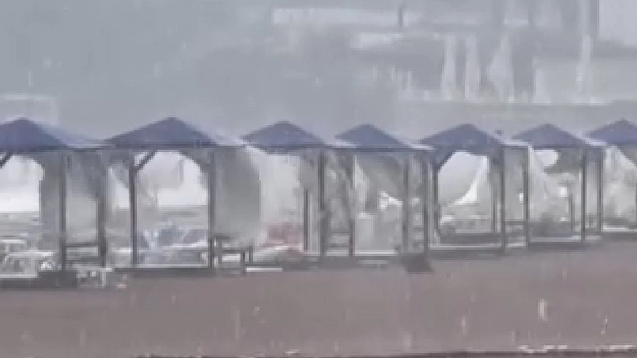 Alanya'da tatilcilere sağanak ve fırtına şoku