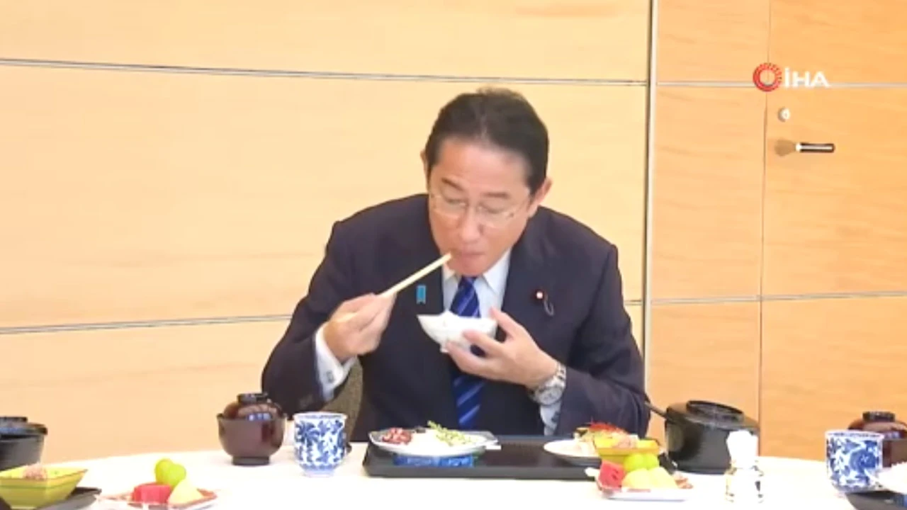 Japonya Başbakanı Kishida radyoaktif atık bıraktıkları denizden çiğ balık yedi