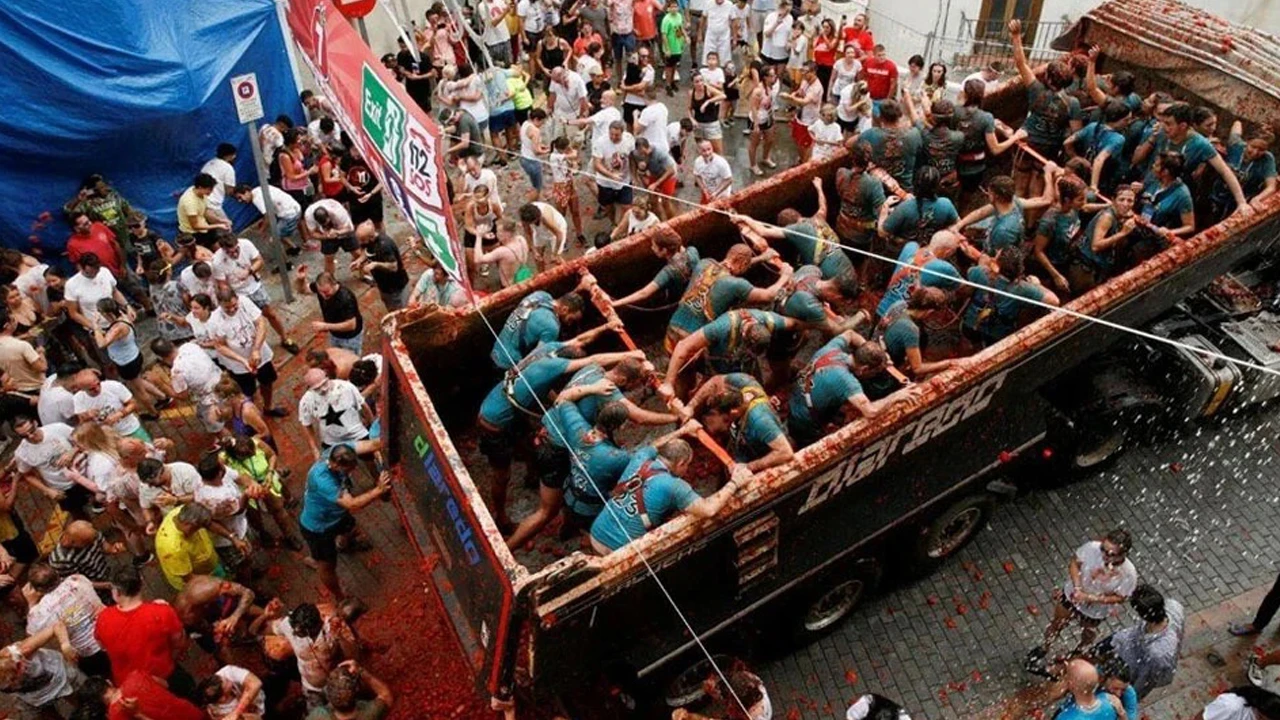 İlginç festival! 120 ton domatesi birbirlerine fırlatarak eğlendiler