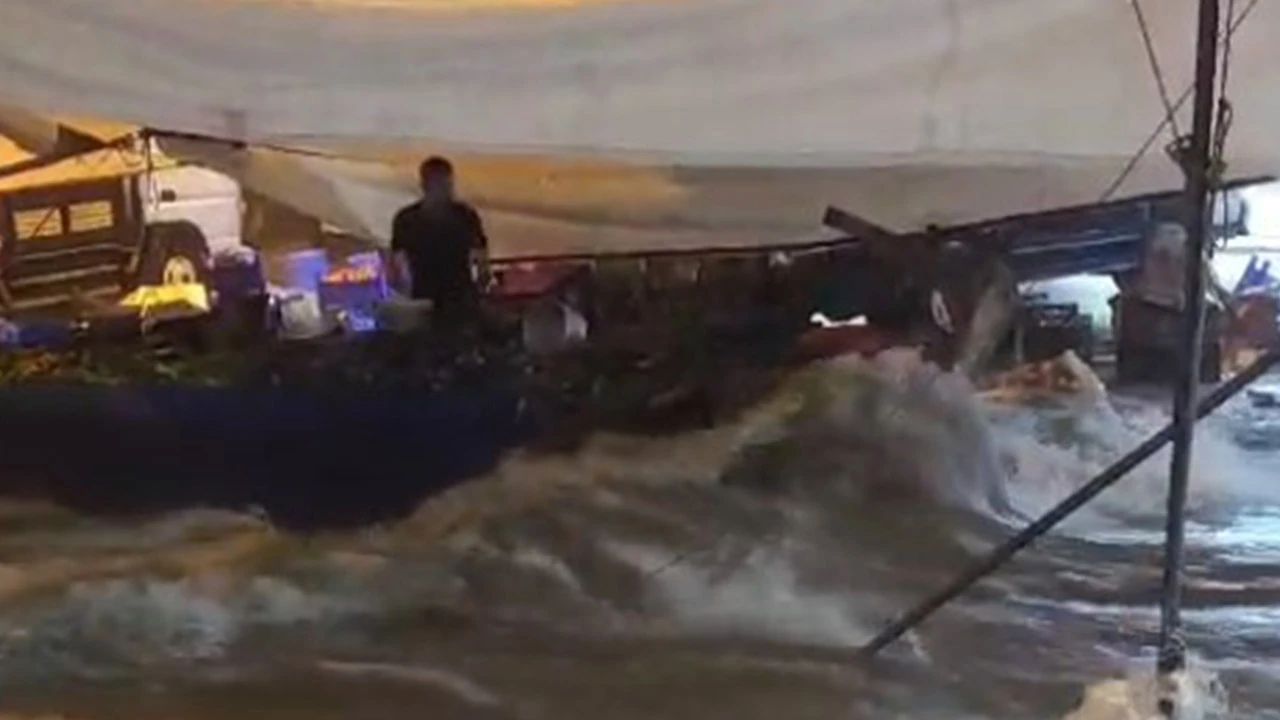 Arnavutköy'de selde çalışanlar mahsur kaldı