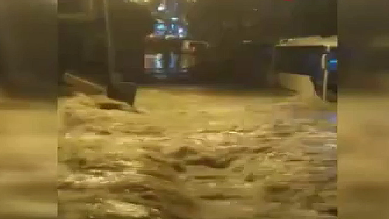 Başakşehir ve İkitelli'de araçlar suya gömüldü