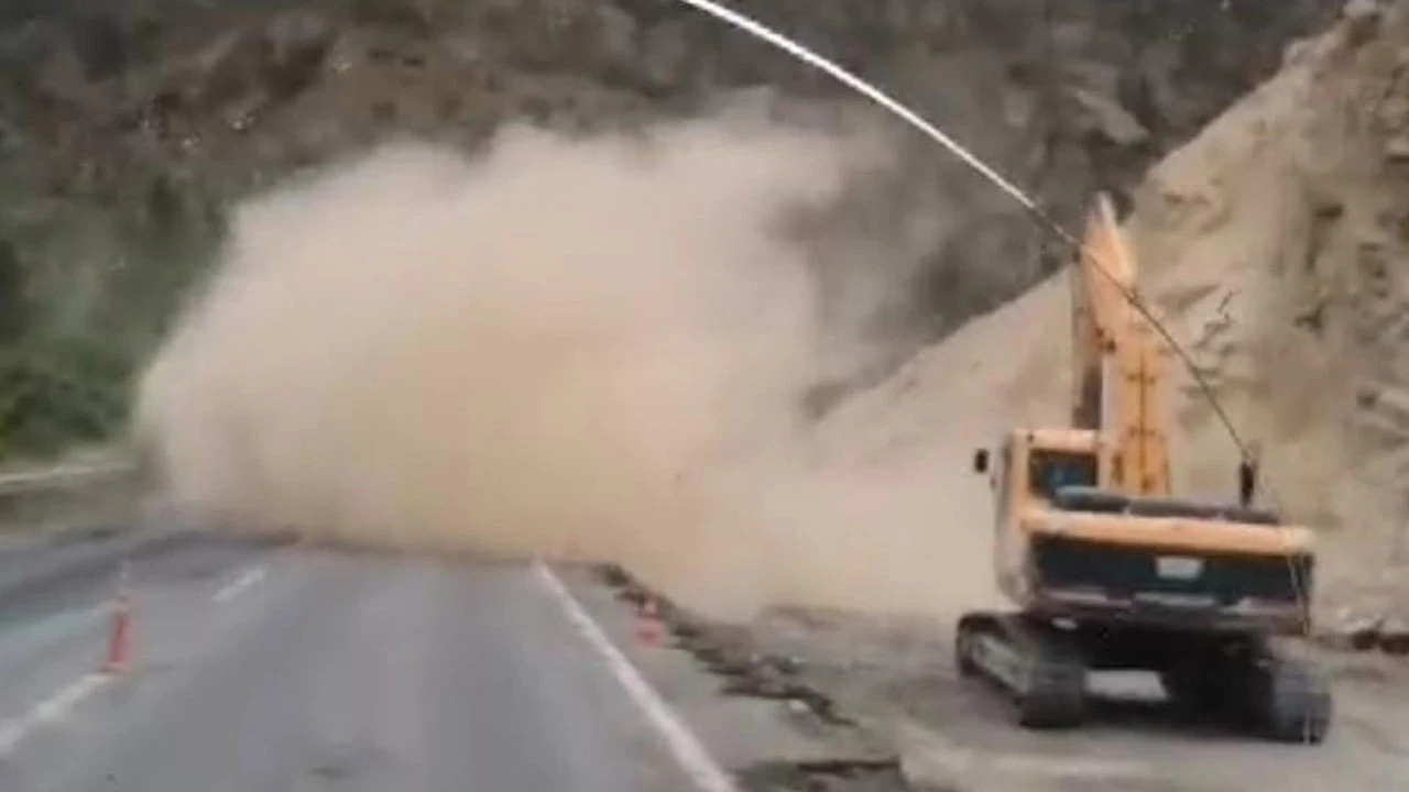 Önlem alınmayan yol tehlike saçıyor! Toz bulutları arasında tehlikeye yolculuk