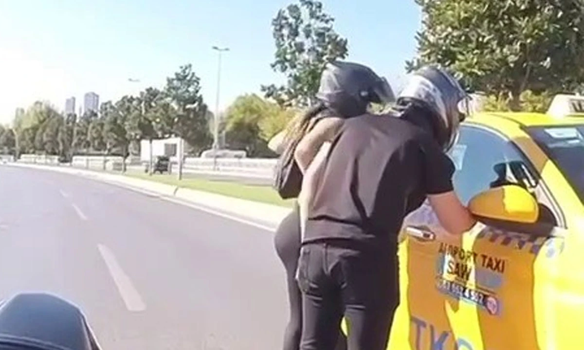 Kadın motorcu, kendisine çarpan taksiciyi yakalayıp yumruğu indirdi