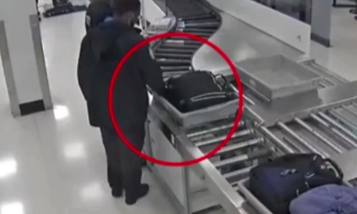 Yolcu çantasından para çaldılar! Güvenlik görevlilerinin hırsızlık anı kamerada