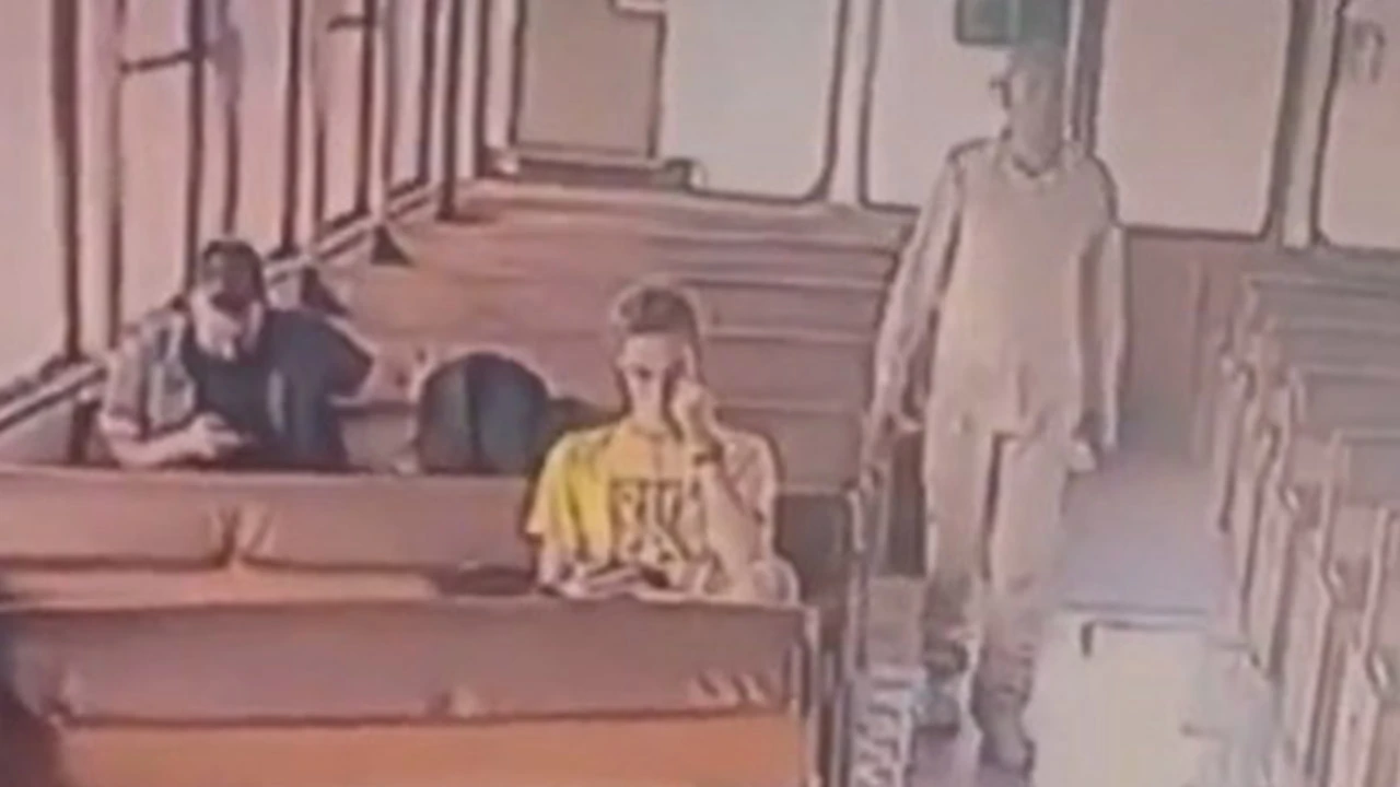 Vapur’da tehlikeli olay: Yolcunun saçını çakmakla yaktı, kavga çıktı