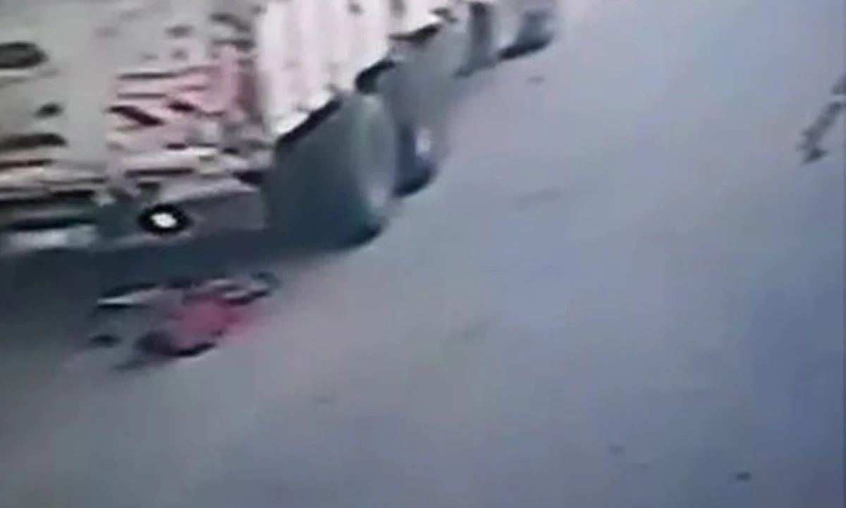 Bisikletini kurtarmak istedi, kamyonun altında kaldı