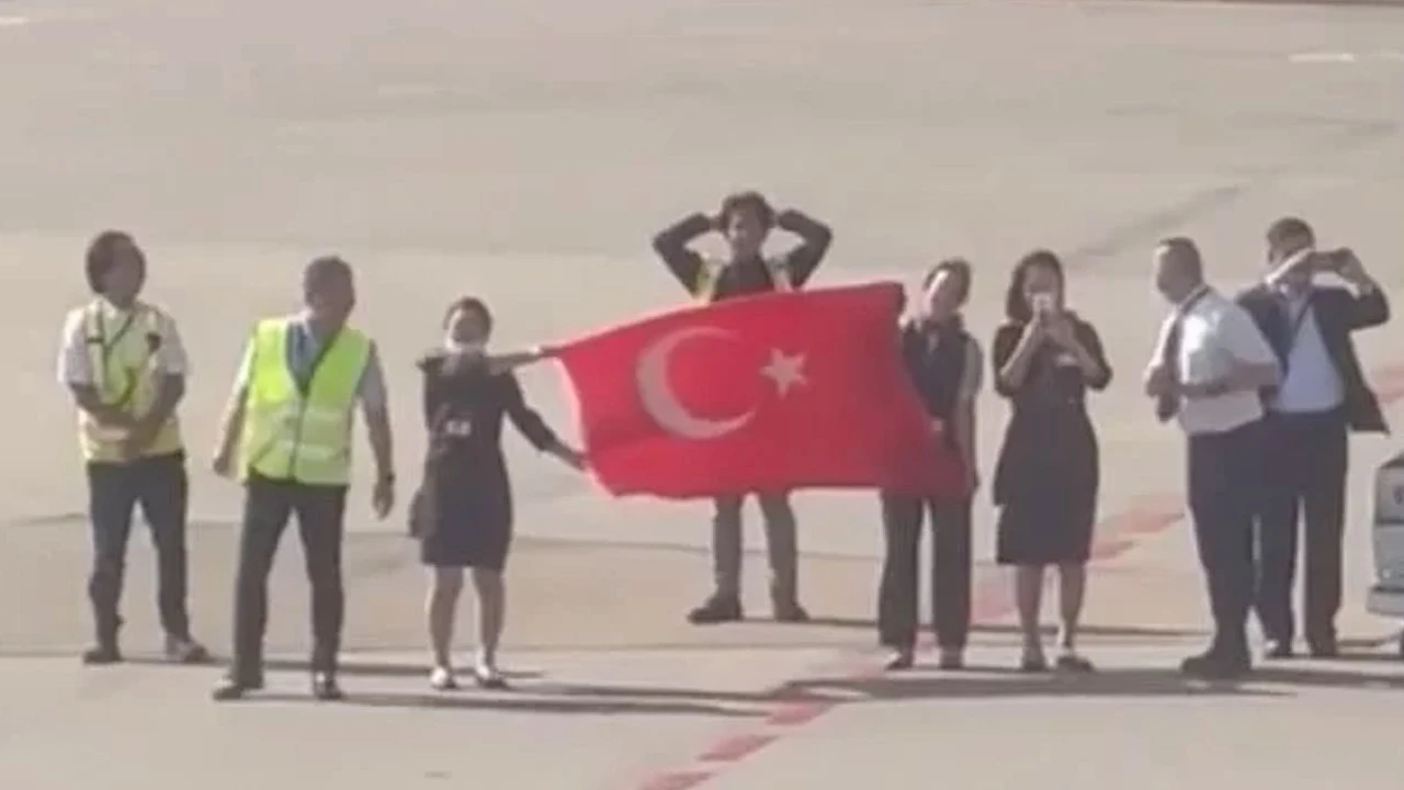 Japon çalışanlar Filenin Sultanları'nı Türk bayrağı ile uğurladı