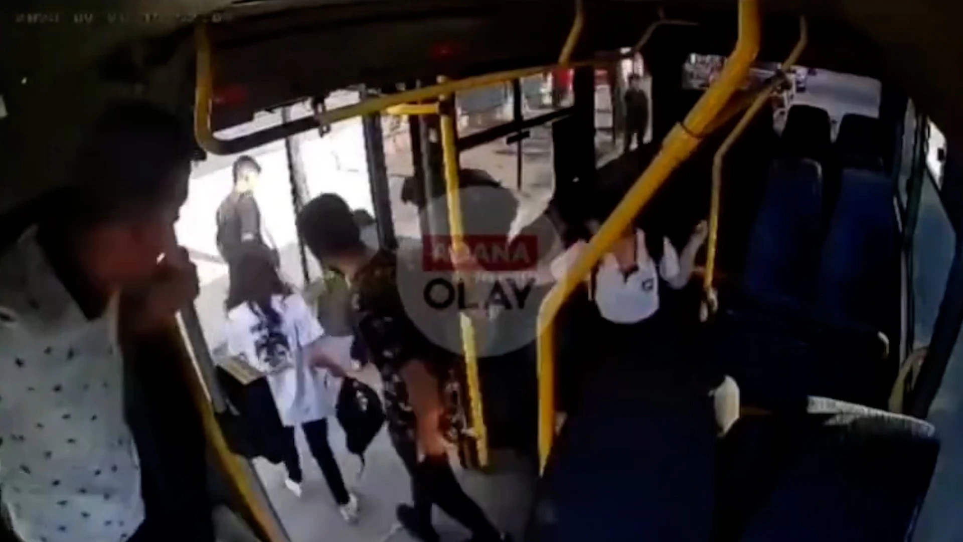 Kimse ne olduğunu anlamadı... Küçük kız kapısı açık minibüsten böyle düştü
