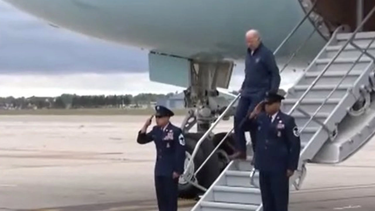 Biden'ın ayağı tökezledi! Merdivenlerinden düşerken son anda tutundu