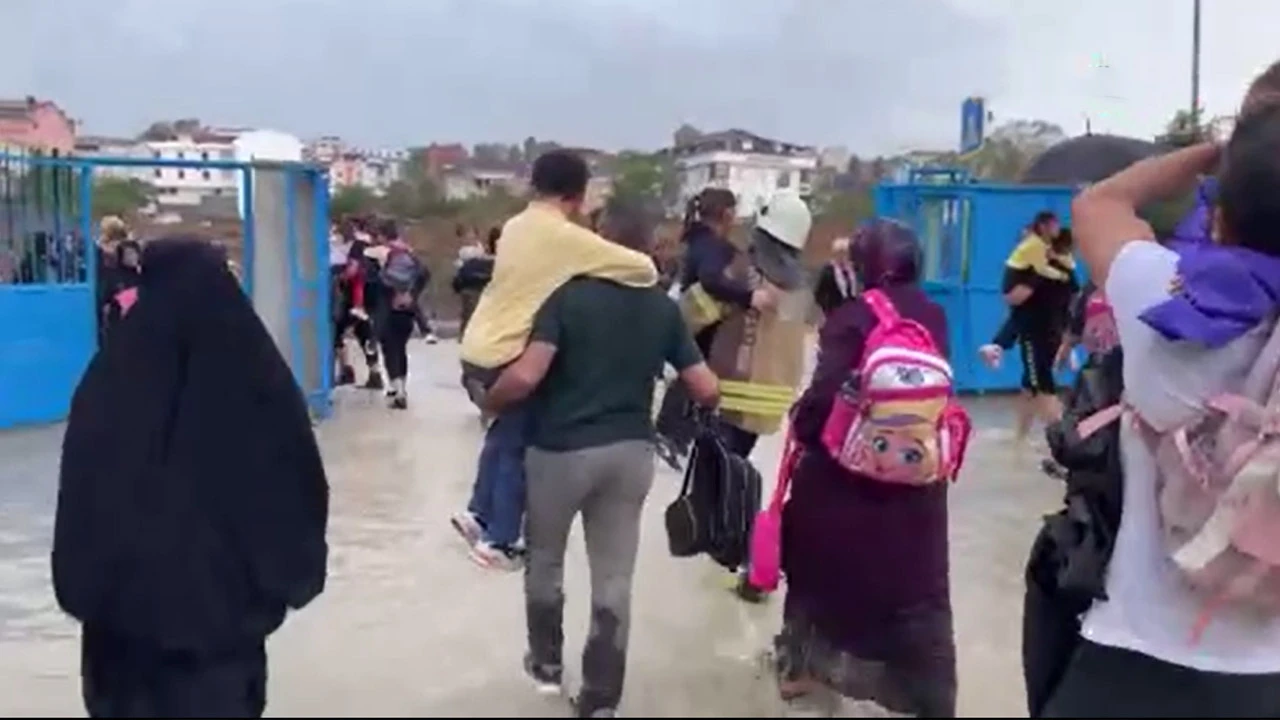 Arnavutköy'de inanılmaz görüntüler: Okulda mahsur kalan öğrenciler güçlükle tahliye edildi
