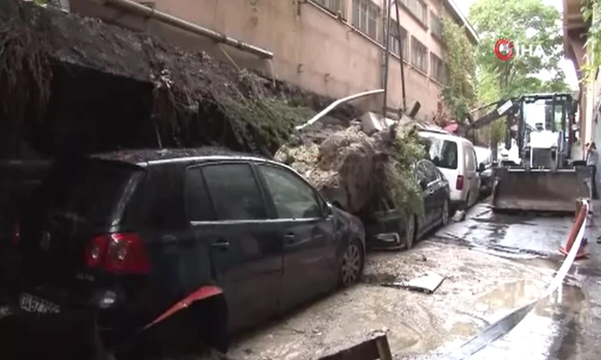 İstanbul'da istinat duvarı 4 aracın üzerine çöktü!