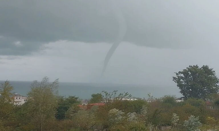 Yer Ordu: Denizdeki dev hortum kamerada