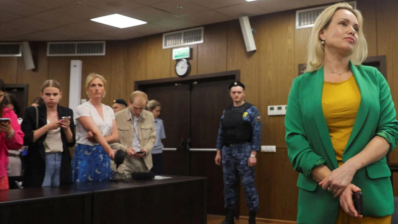 Moskova mahkemesi gazeteci Marina Ovsyannikova'yı 8.5 yıl hapis cezasına çarptırdı