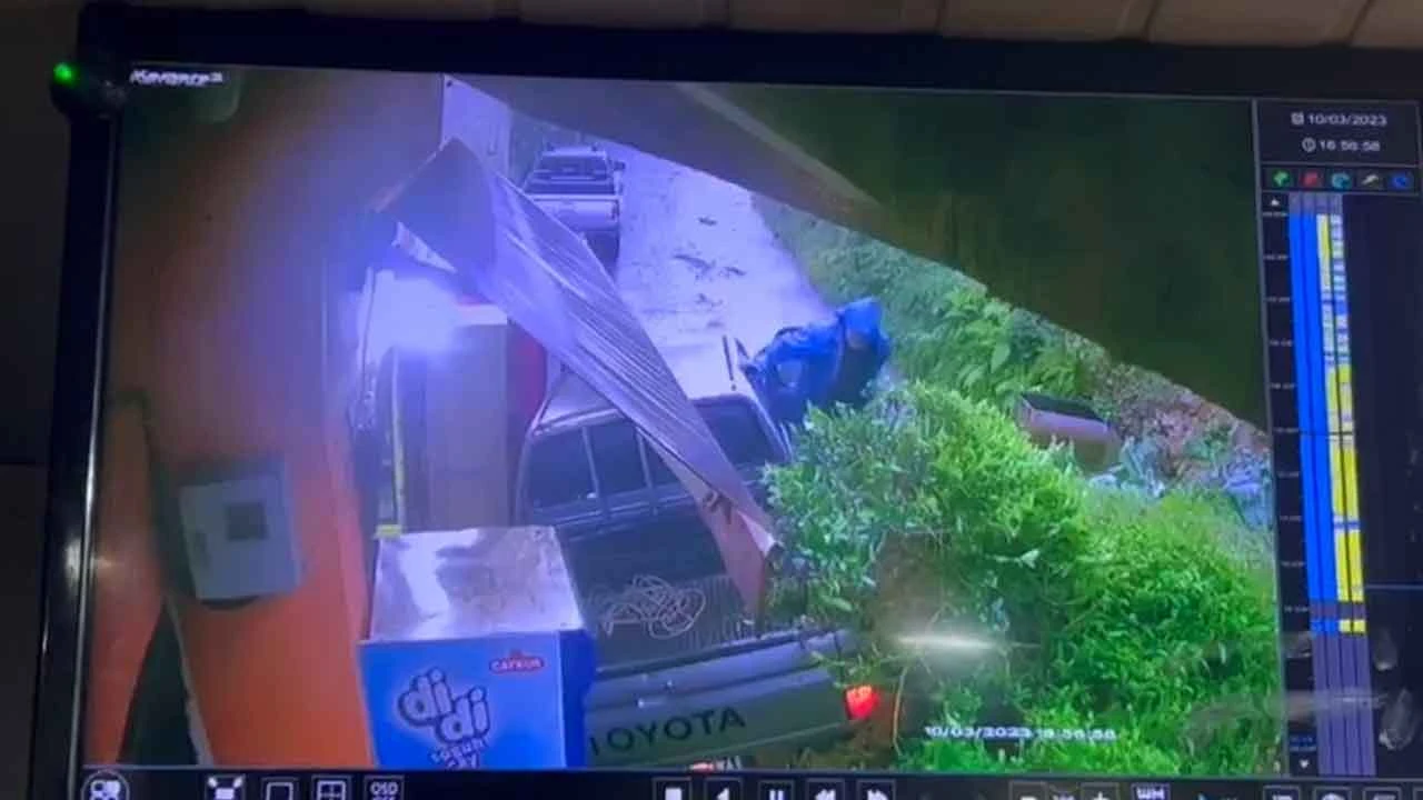 Rize'de toprak su gibi aktı! Aracı böyle sürükledi